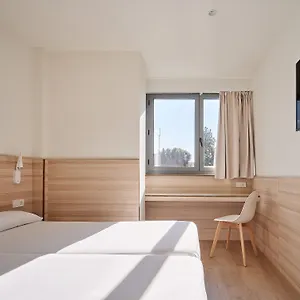 https://hostal-lami.top-hotels-tarragona.com